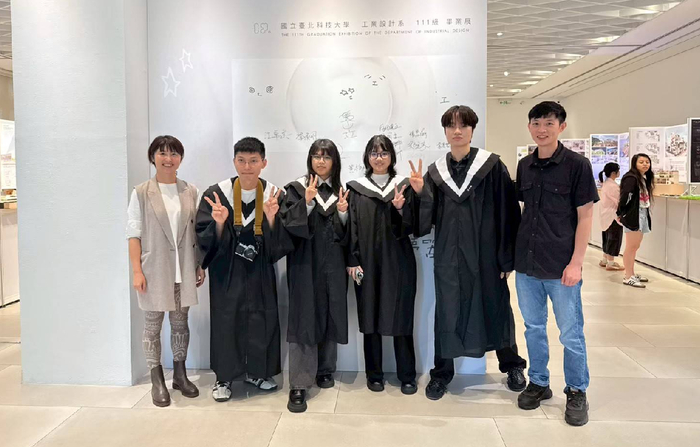 軌距節奏｜1067設計團隊與指導老師合影