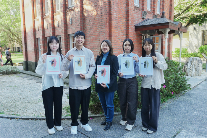 團隊與指導老師合照圖片